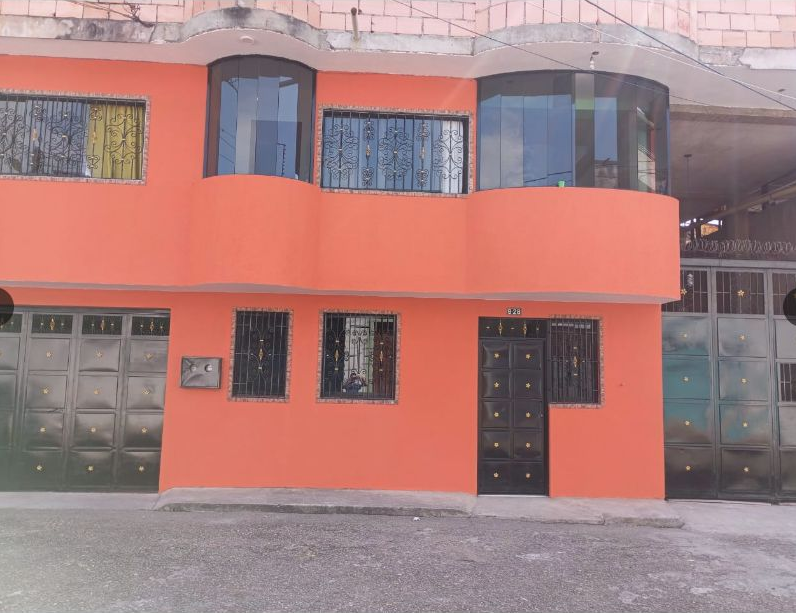 Fachada naranja de la casa junto al taller de Cerámicas Gabriel, referencia para llegar al pasaje Mucuritas
